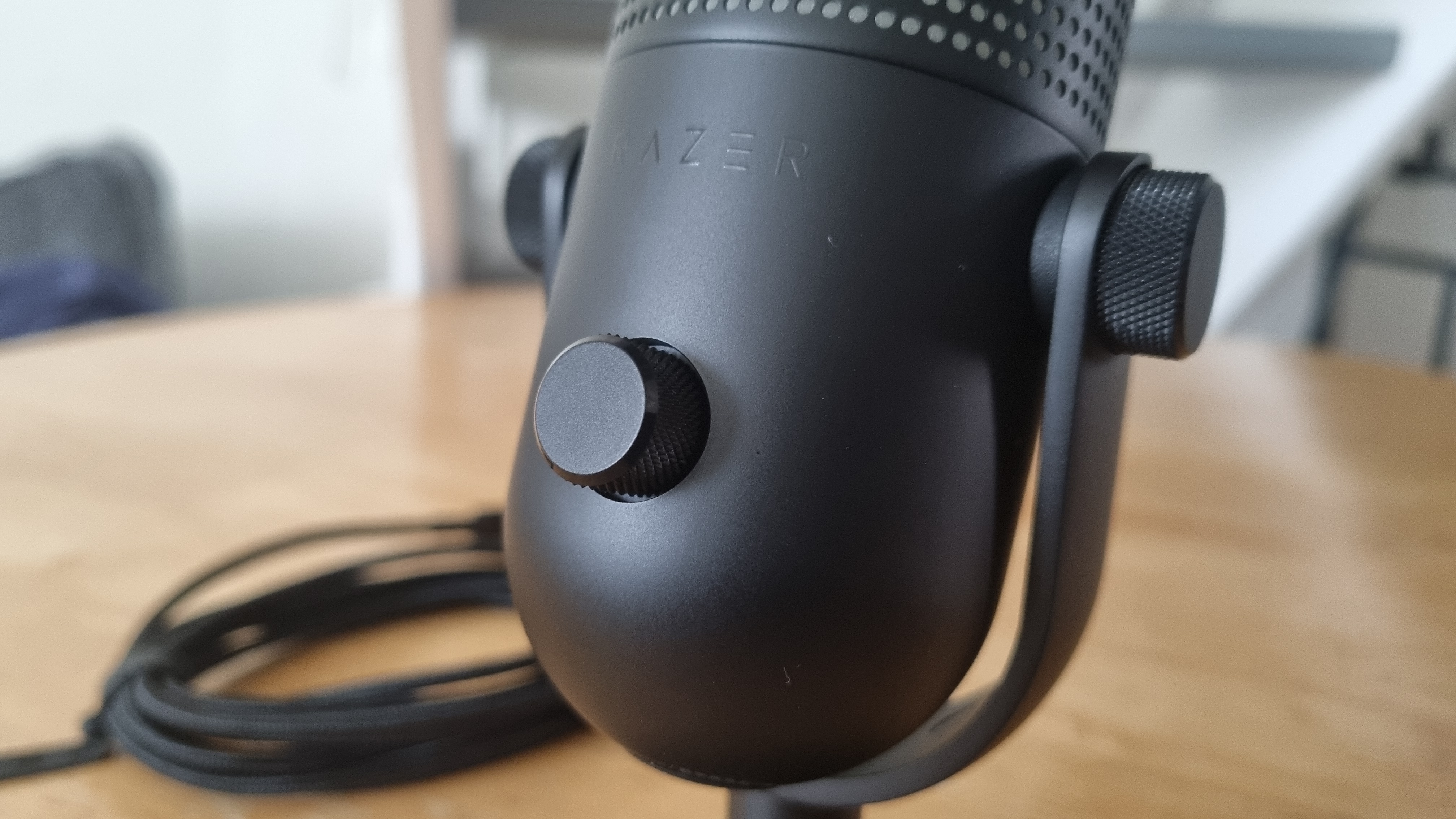 The volume and headphone gain dial on the front of the Razer Seiren V3 Chroma