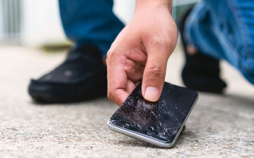 KPF573.basics.brokenphoneGetty1327976835