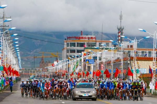 Peloton before zero kilometer