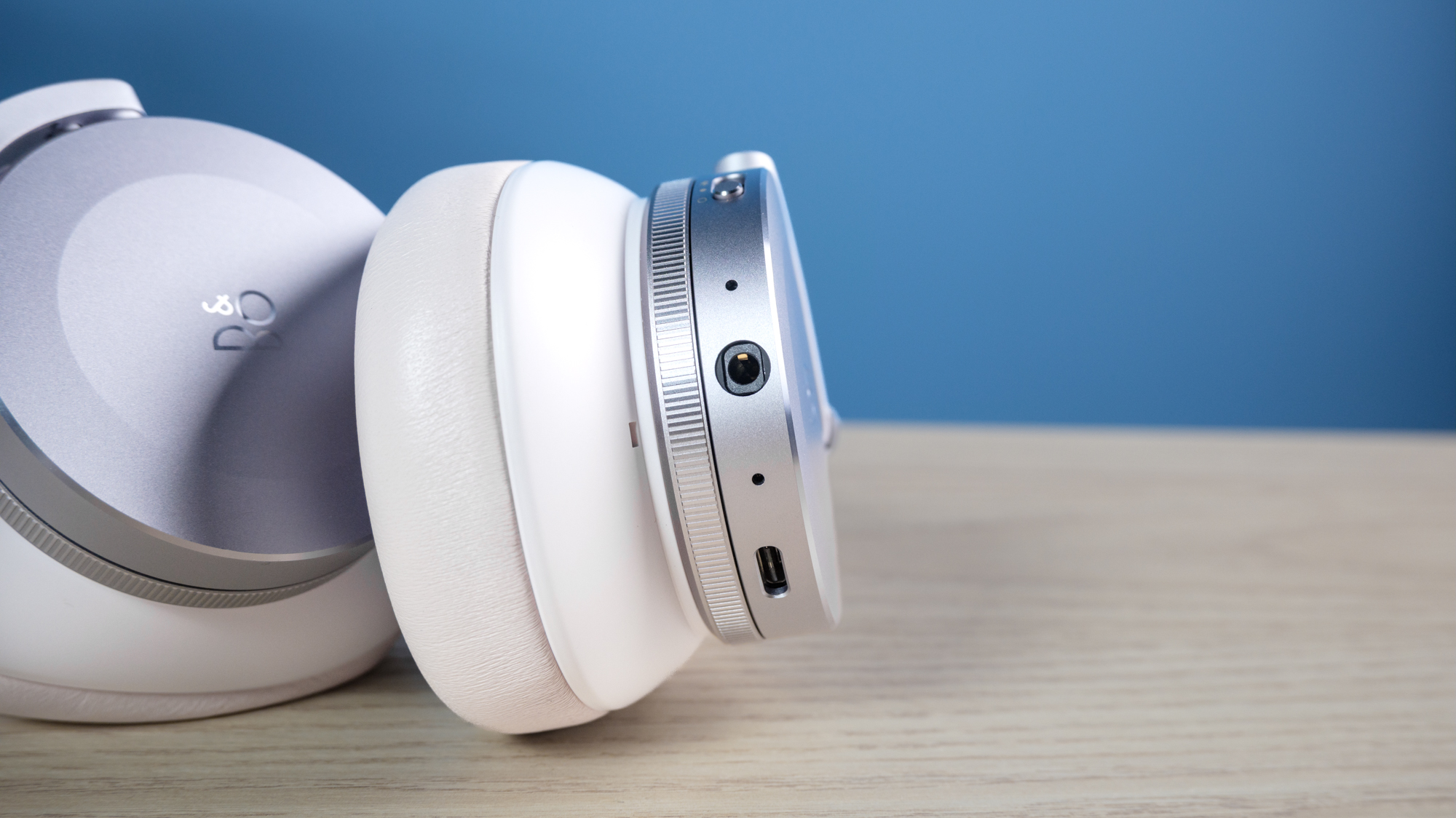 Bang &amp; Olufsen H95 in silver and white