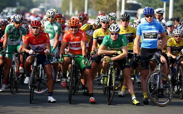 The jersey wearers at the stage three start line.