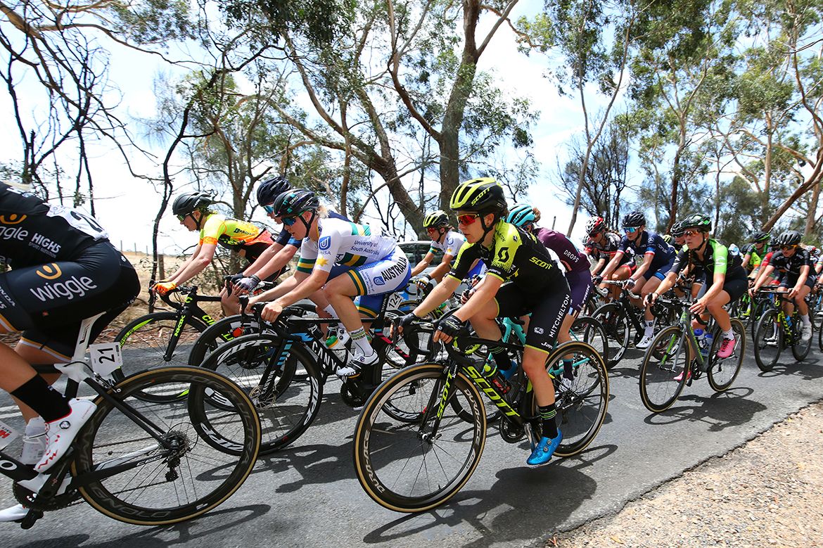Amanda Spratt sitting on the outside of the peloton