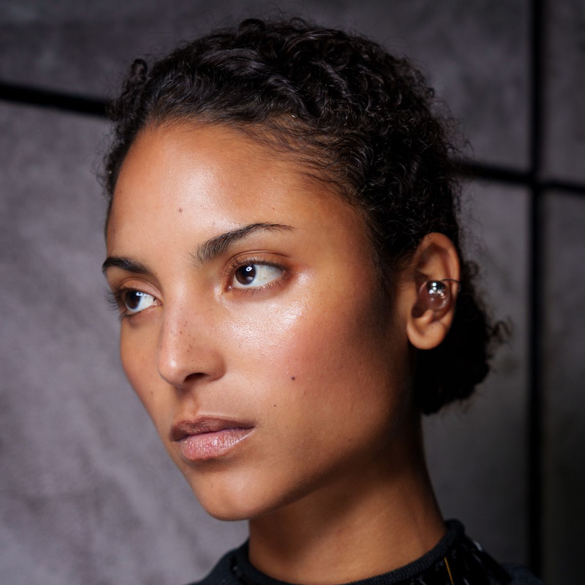 a model from Cfcl bks S26 - lifting skincare