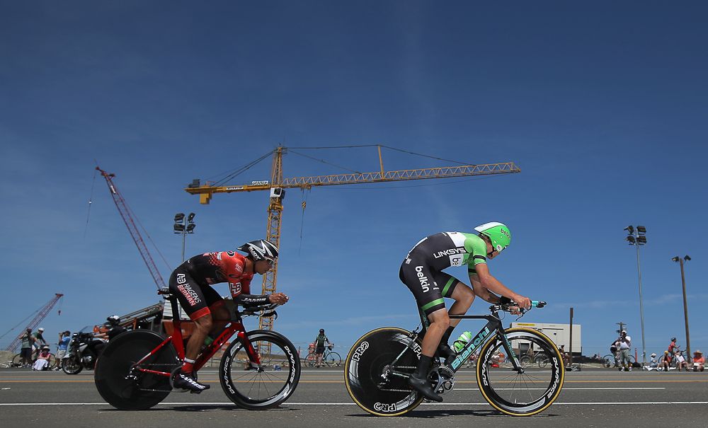 Luis Amaran (Jamis-Hagens Berman) prepares to pass Dennis Van Winden (Belkin Pro Cycling Team)