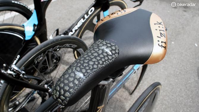 The Ares comes with a non-slip patch sewn on by Fizik, to get around UCI regulations