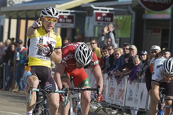 Leigh Howard (Jayco/AIS) signals he is numero uno in the Tour of Gippsland as he takes out the final stage in Paynesville.
