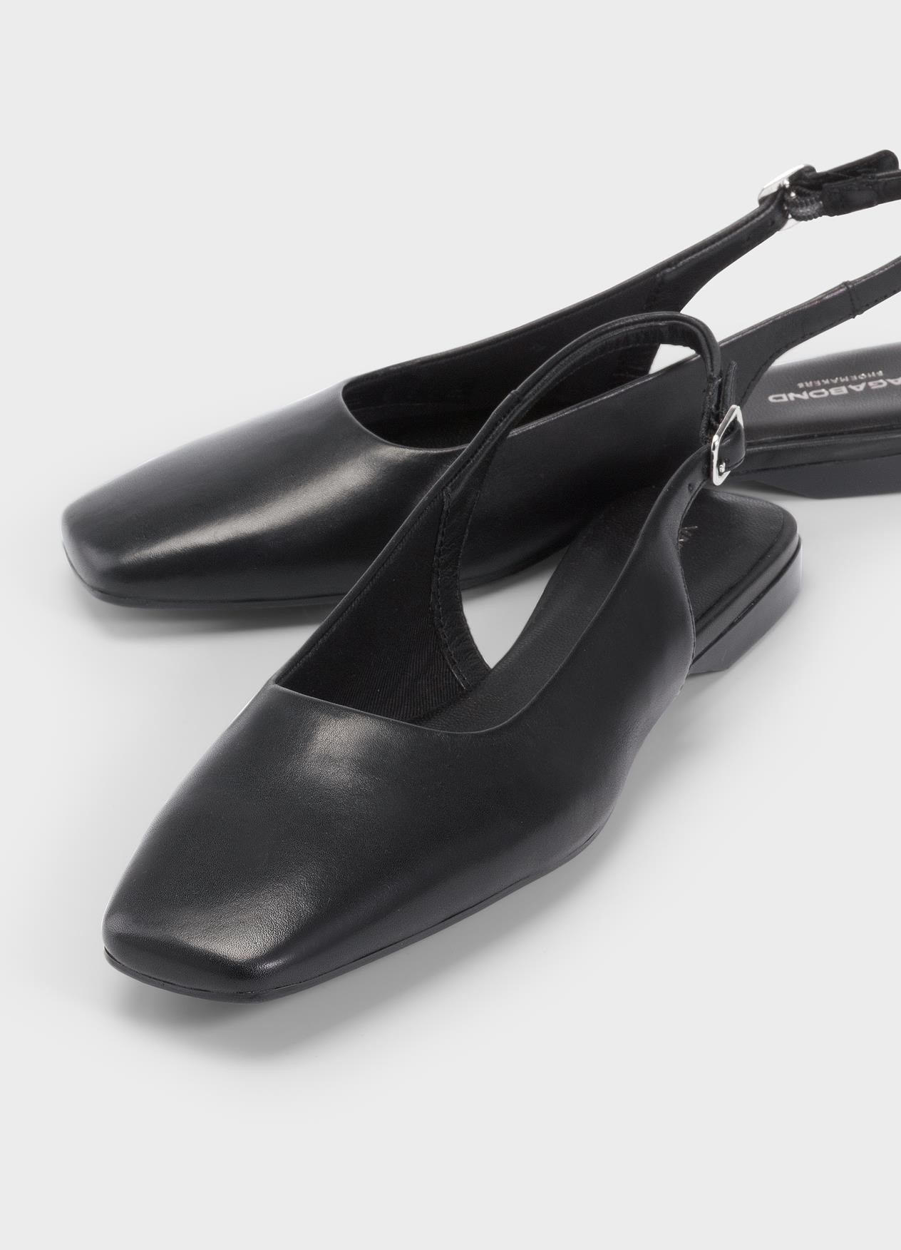 Vagabond Shoemakers, Delia