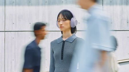 A selection of images of the Sony WH-1000XM4C ANC headphone. 