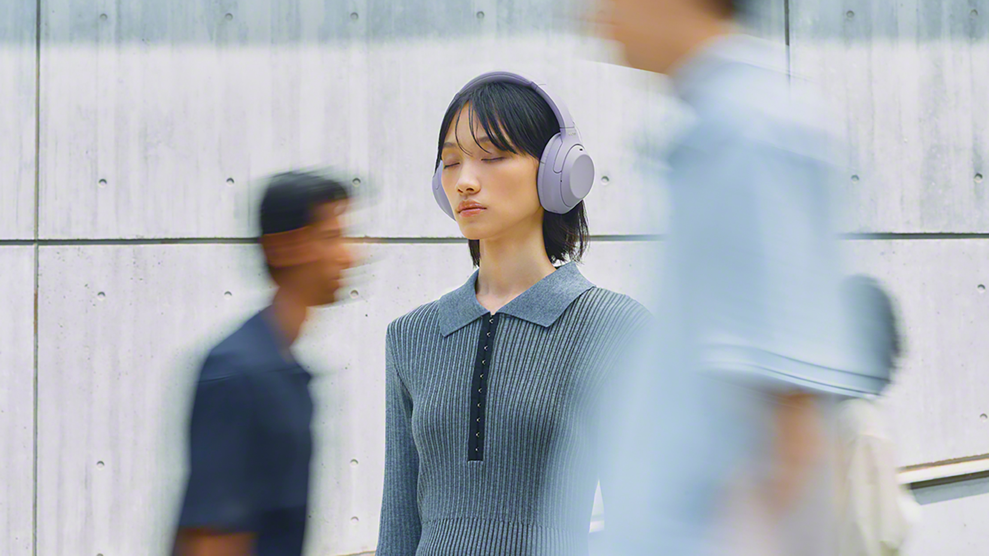 A selection of images of the Sony WH-1000XM4C ANC headphone. 