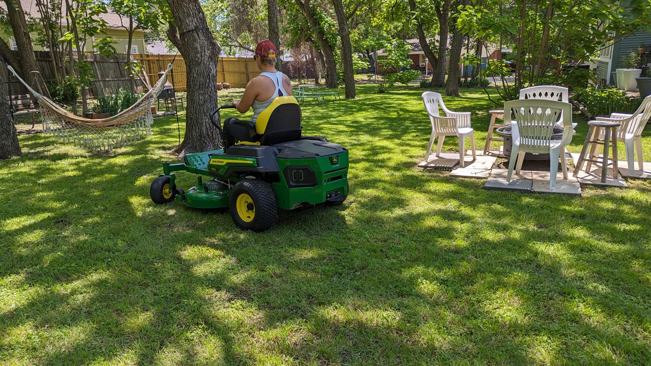John Deere Z370R Electric ZTrak&trade; Mower