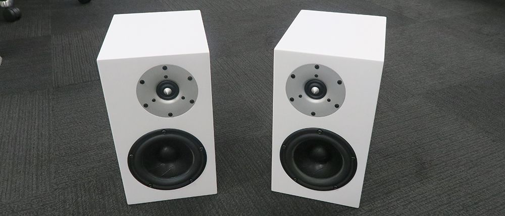 Serhan Swift mµ2 Mk II in white on a grey carpet