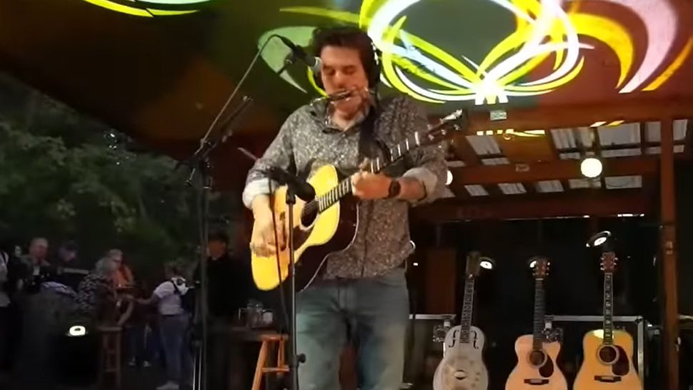 John Mayer overcomes technical guitar problems to perform Born and ...