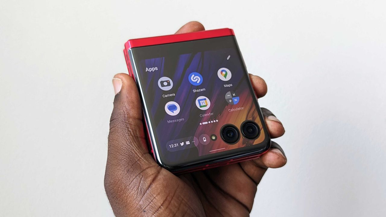 The Apps panel on the Razr+ cover screen