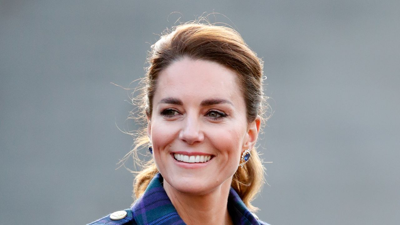 EDINBURGH, UNITED KINGDOM - MAY 26: (EMBARGOED FOR PUBLICATION IN UK NEWSPAPERS UNTIL 24 HOURS AFTER CREATE DATE AND TIME) Catherine, Duchess of Cambridge hosts a drive-in cinema screening of Disney&#039;s &#039;Cruella&#039; for Scottish NHS workers at The Palace of Holyroodhouse on May 26, 2021 in Edinburgh, Scotland. (Photo by Max Mumby/Indigo - Pool/Getty Images)