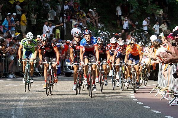 Florent Brard (Caisse d'Epargne) leads a group home