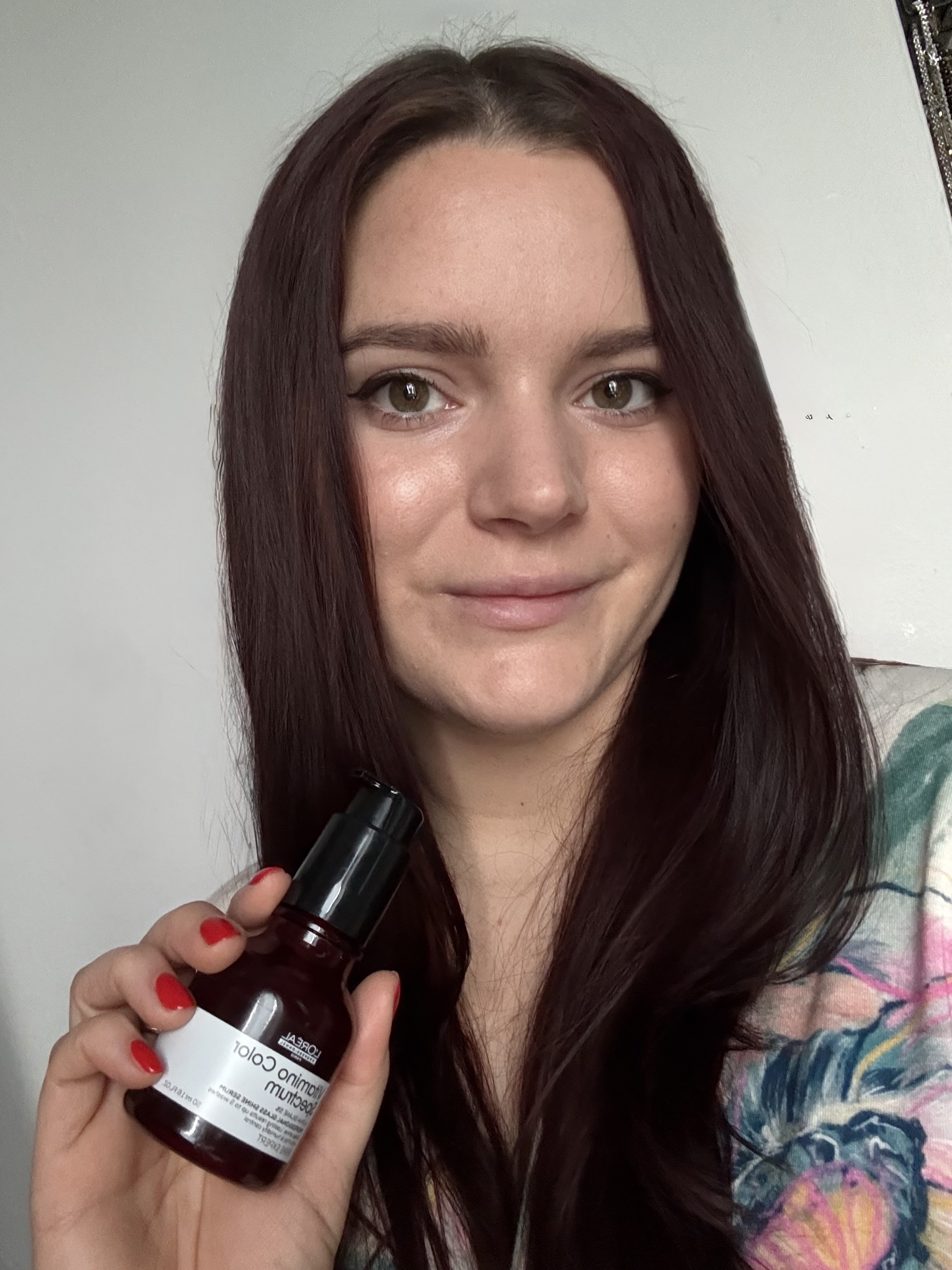 Brooke knappenberger tests and holds up L'Oréal Professionnel Vitamino Color Spectrum Glass Shine Hair Serum