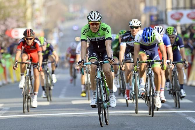 The peloton sprints to the finish