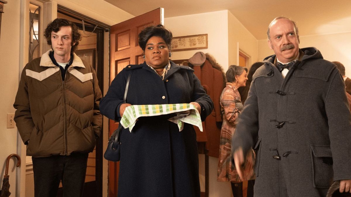 Paul Giamatti as Paul Hunham and Da'Vine Joy Randolph as Mary Lamb during The Holdovers.