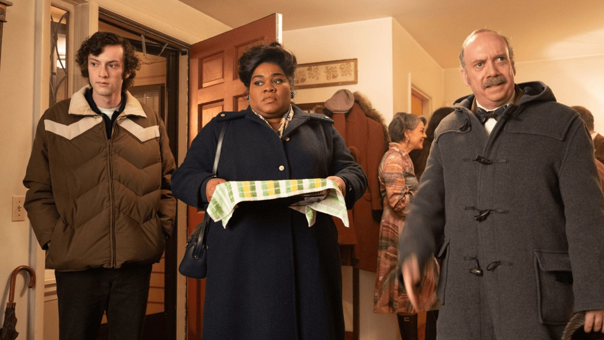 Paul Giamatti como Paul Hunham y Da'Vine Joy Randolph como Mary Lamb en The Holdovers.