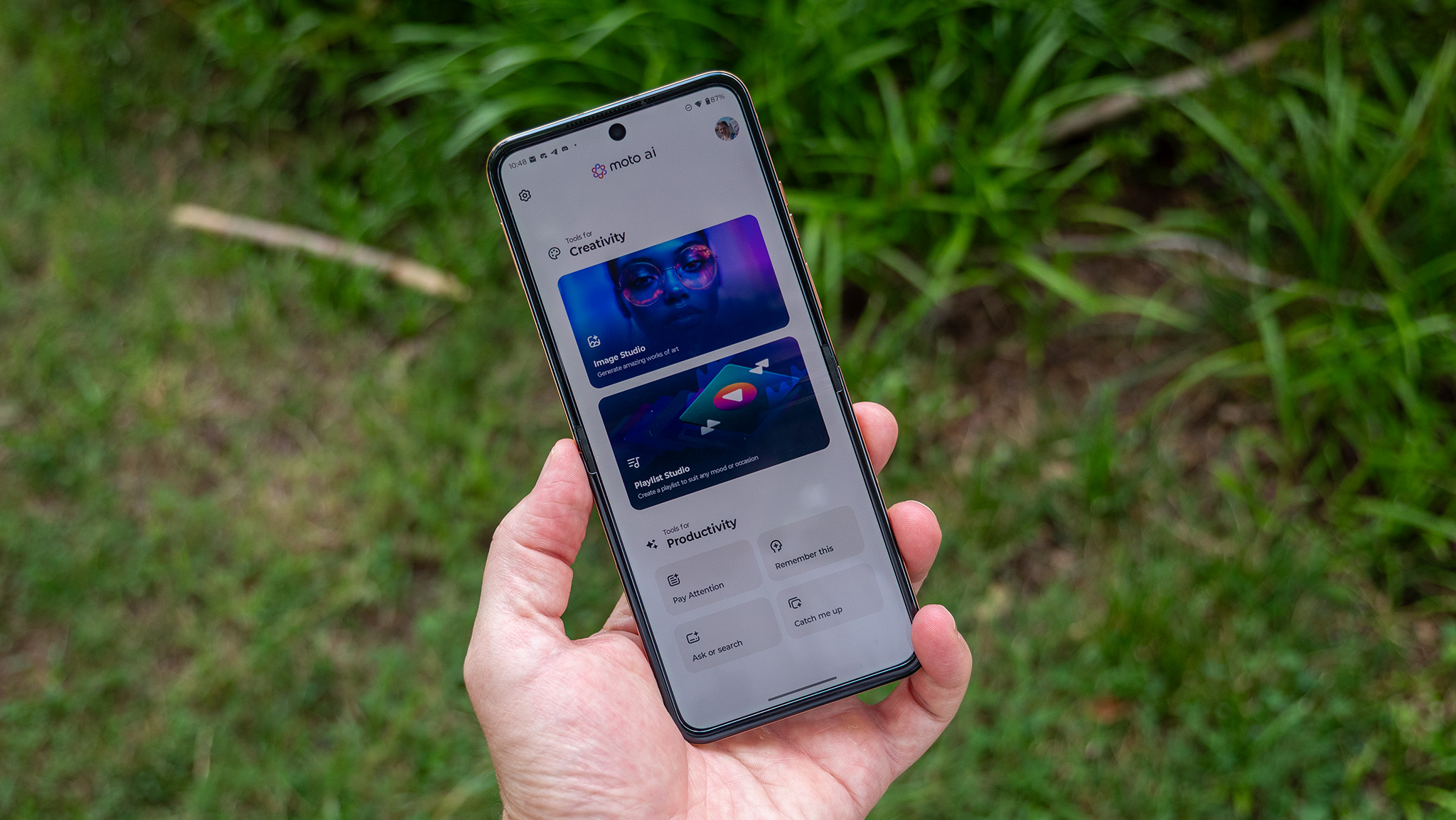 Moto AI running on the Mocha Mousse Motorola Razr Plus 2025