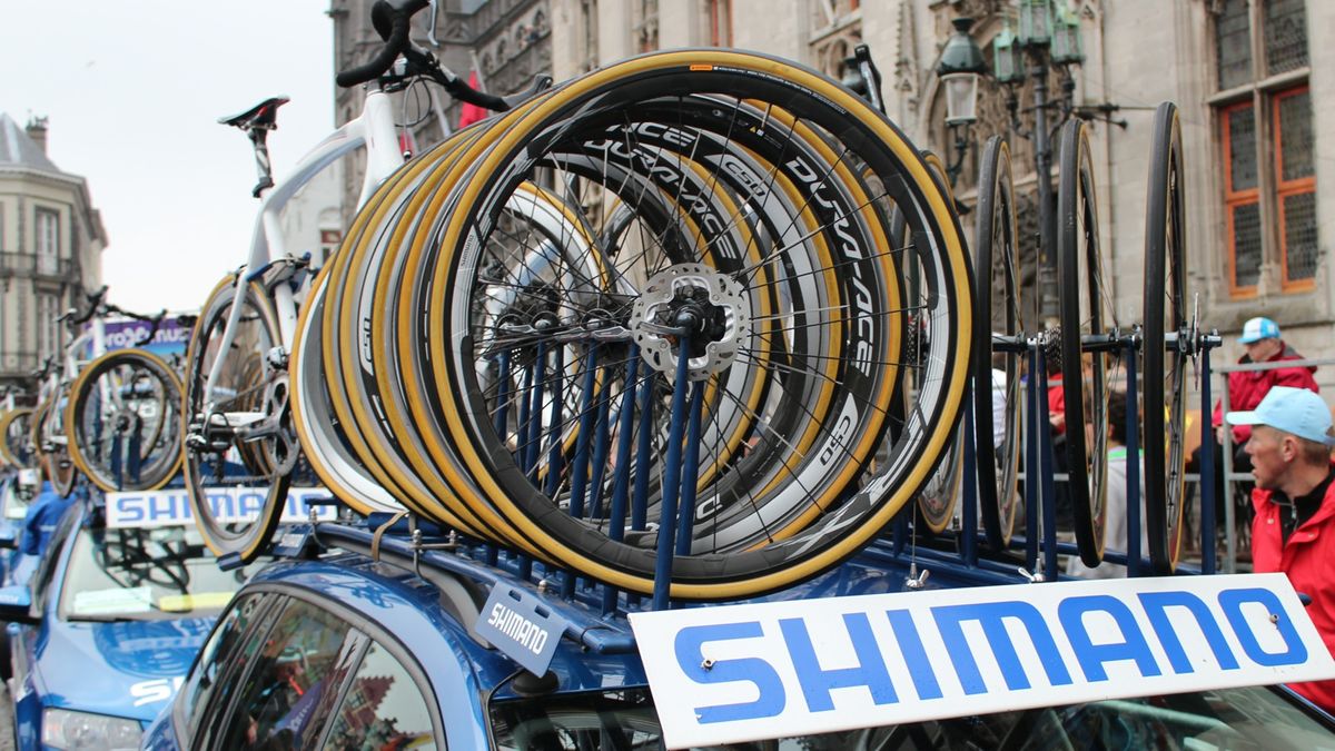 Shimano neutral support for the Tour of Flanders had a token set of disc wheels on each car &mdash;&nbsp;but with 140mm rotors, not the 160mm version Lampre-Merida used