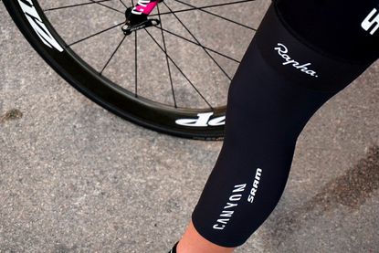 Canyon-SRAM kit Rapha knee warmers