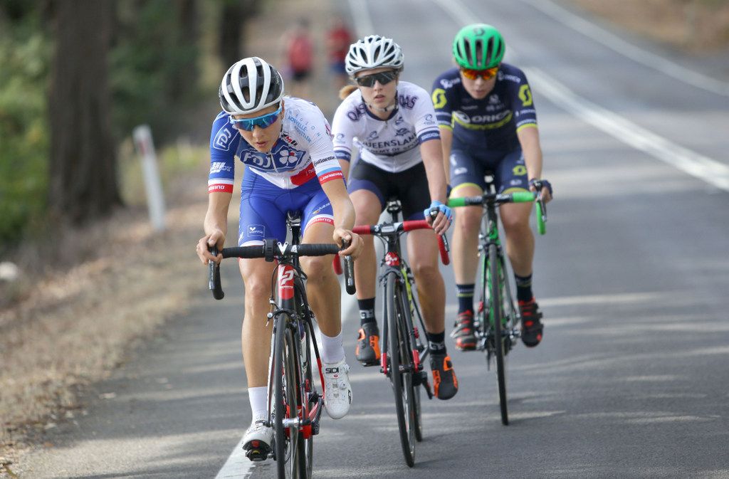 An early-breakaway is led by Shara Gillow who would claim the KOM jersey