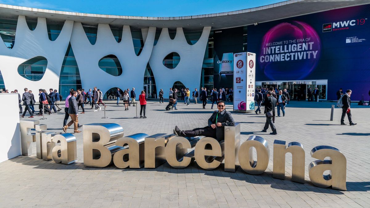 The exterior of the Fira de Barcelona venue at MWC 2019 with a full crowd