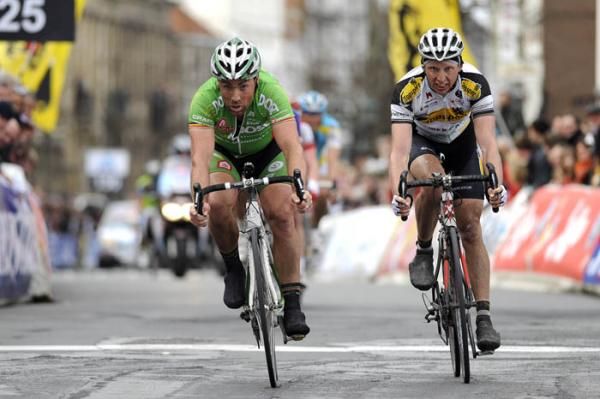 Niko Eeckhout (An Post - Sean Kelly Team) outsprints Johan Coenen (Topsport Vlaanderen - Mercator) for eighth place.