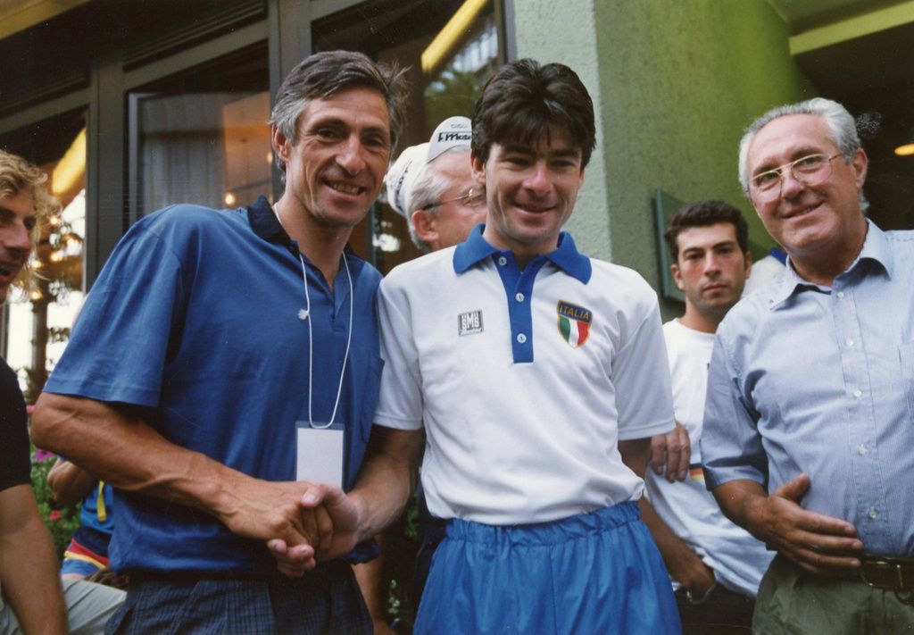 Francesco Moser shakes the hand of Gianni Bugno after the later's 1991 Worlds triumph