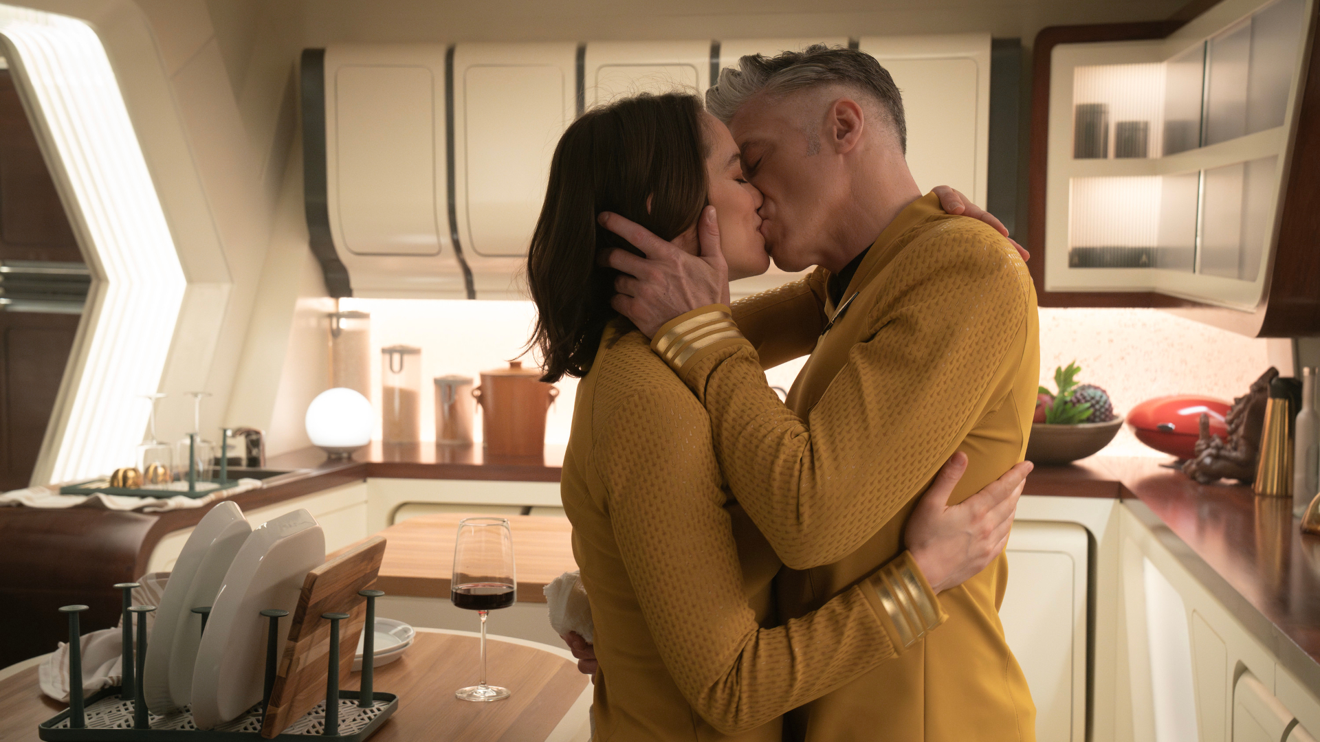 من L إلى R ميلاني سكروفانو في دور باتيل وأنسون ماونت في دور الكابتن بايك في الموسم الثالث، الحلقة 8 من Strange New Worlds التي يتم بثها على Paramount+. مصدر الصورة: مارني غروسمان باراماونت+