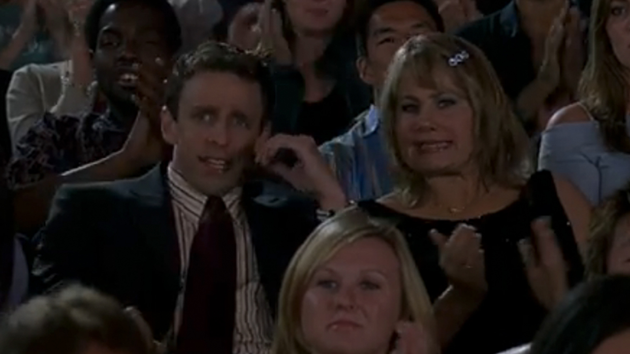 『アメリカン・ドリームズ』でジェニファー・クーリッジの隣に座ってショックを受けた様子のセス・マイヤーズ