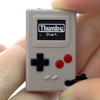 Alguien necesita convencerme de no comprar esta Game Boy del tamaño de un pulgar.