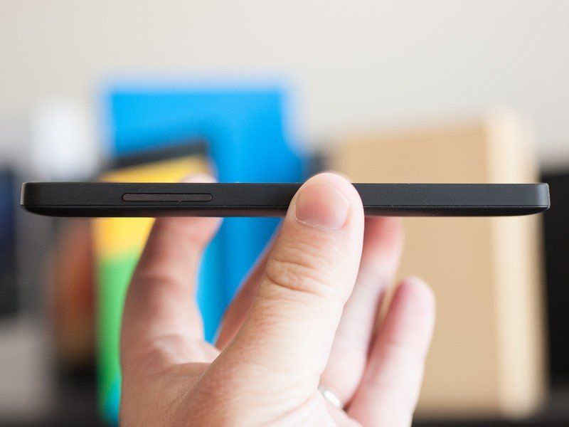 LG Nexus 5 &mdash;&nbsp;Flat phone is flat. And thin.