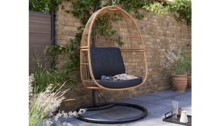 Best outdoor furniture hanging egg chair in wicker with black metal frame