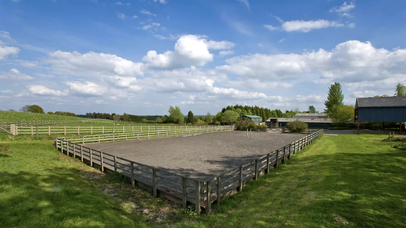 Outdoor riding arena