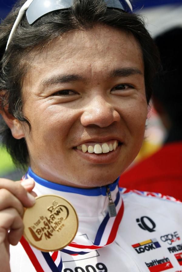 Taiji Nishitani (Aisan Racing Team) displays the spoils of his stage win