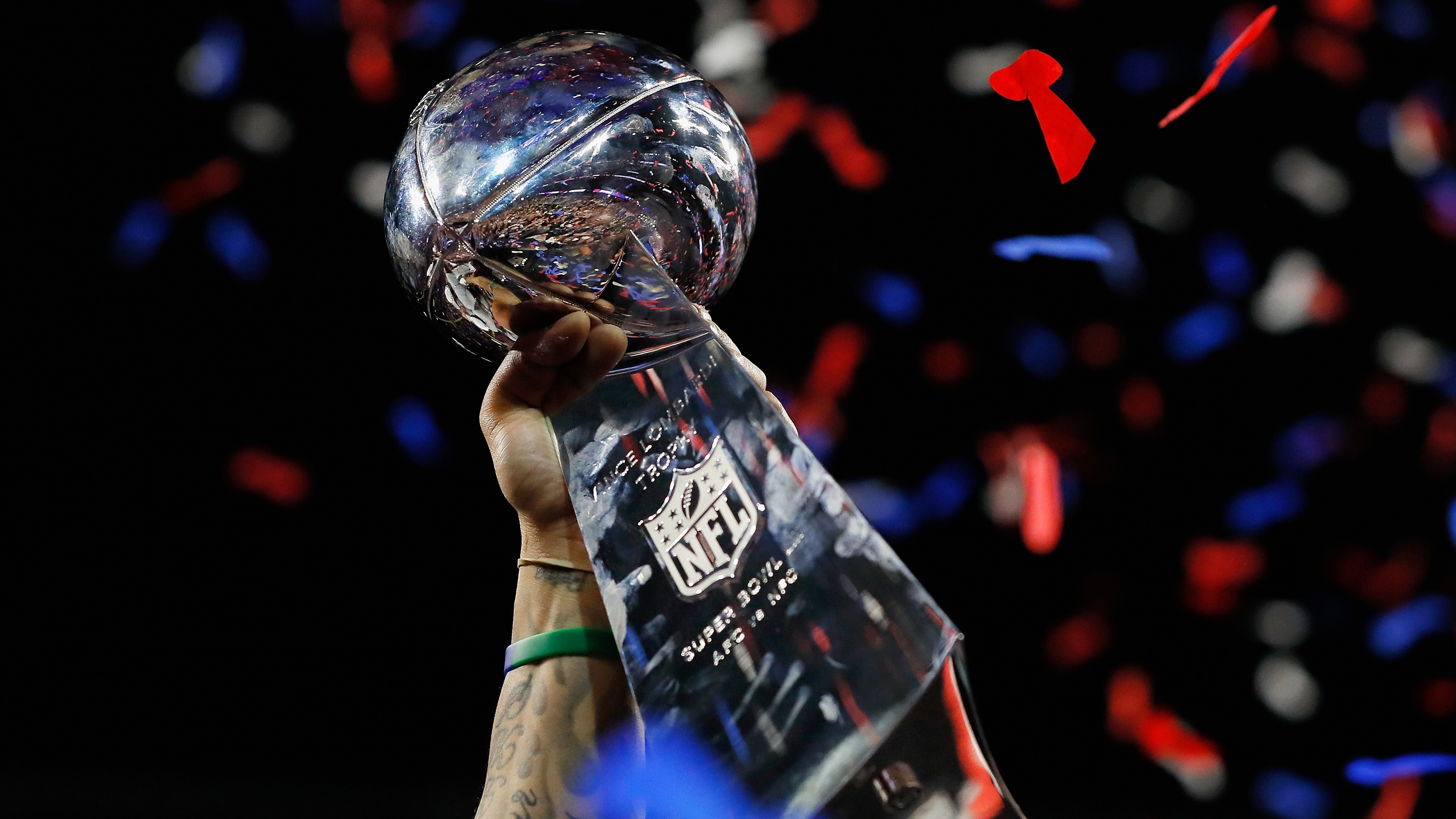 Super Bowl Trophy höjs av ett vinnande lag.