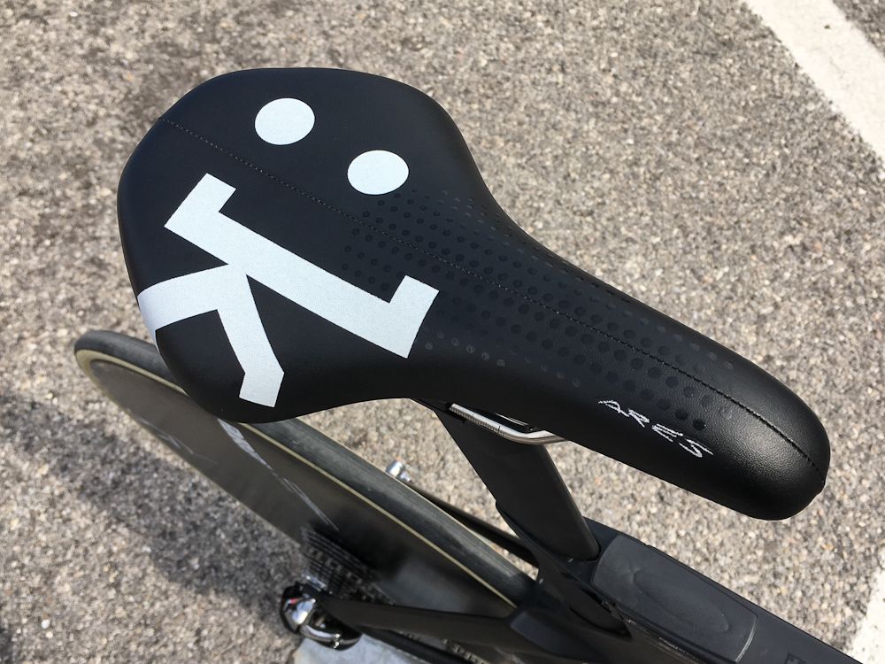 Dennis opts for a Fizik Ares saddle