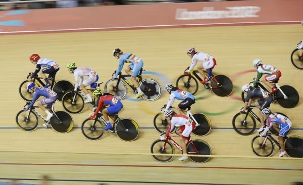 Laura Trott (Great Britain) and Sarah Hammer (USA) on the front of the field during the omnium points race