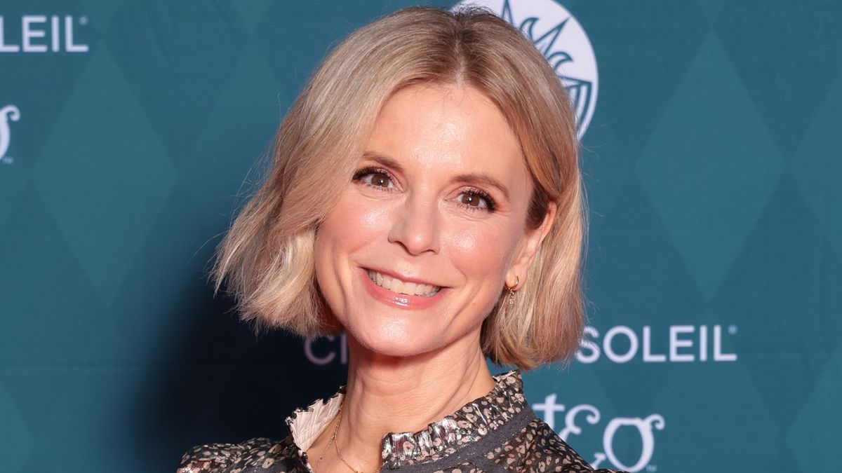 Les salopettes noires d'Emilia Fox étaient l'alternative de jeans les plus cool avec des entraîneurs adidas et un sauteur rose vif