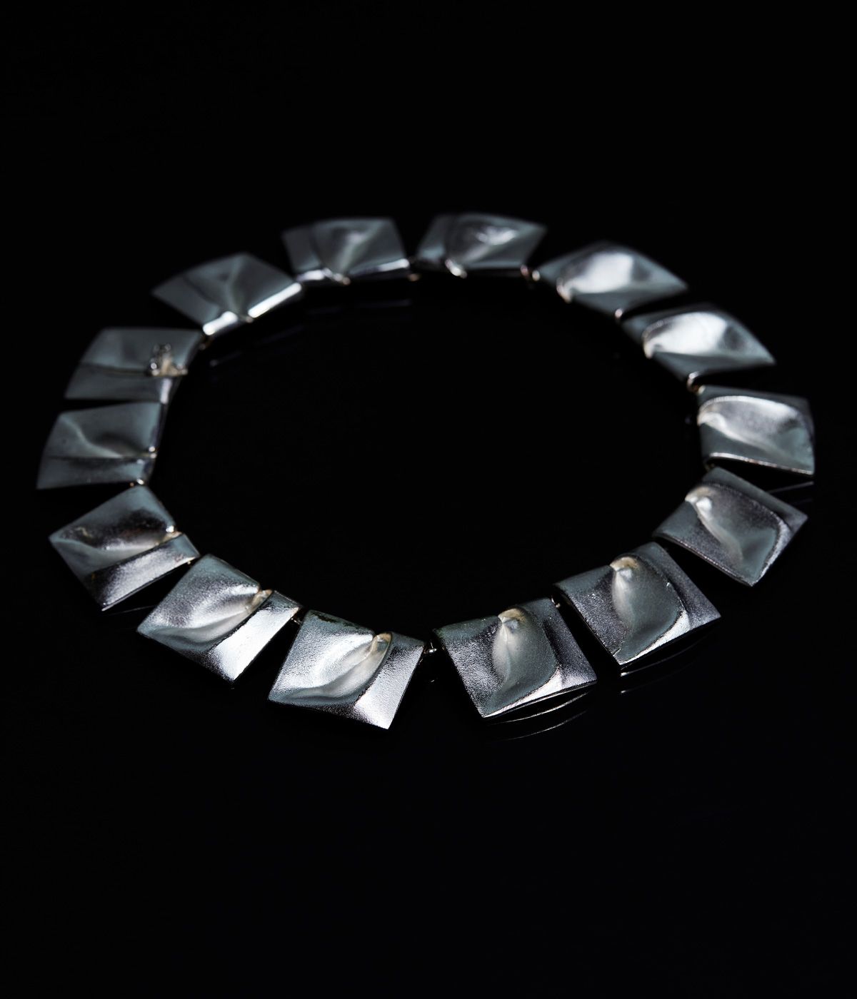 Ασημένιο κολιέ «Planetoid Valleys» (1969).