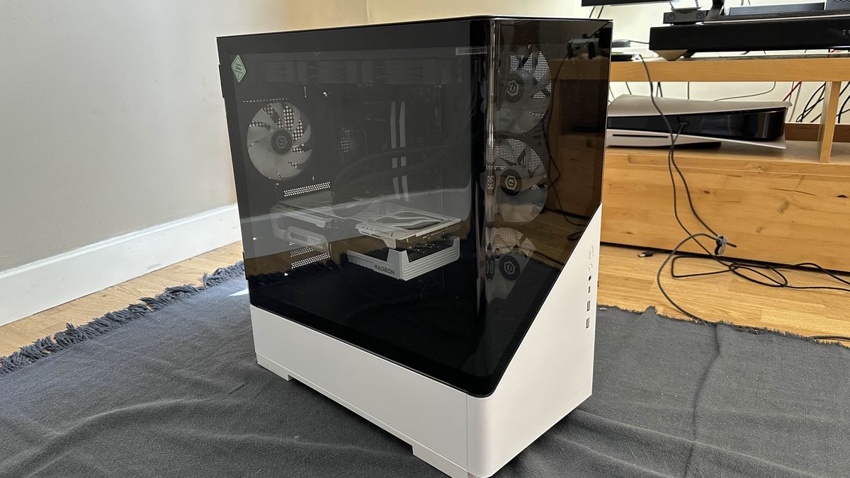 The transparent paneling on the case of the CyberPowerPC Ultra XT3D