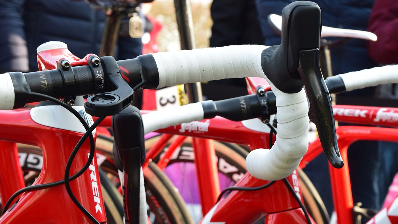 Edward Theuns had SRAM Blip buttons on his drops, which were concealed underneath the handlebar tape