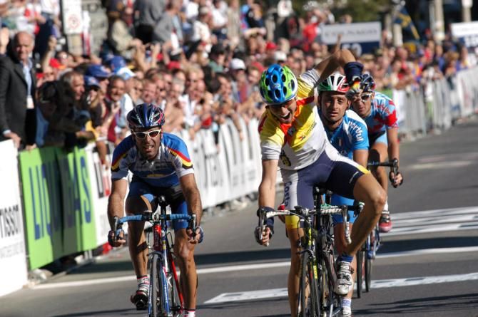 2003 Worlds: Alejandro Valverde completes a 1-2 finish for Spain by winning the sprint for second ahead of Peter Van Petegem (Belgium) moments after compatriot Igor Astarloa soloed to victory in Hamilton, Ontario.