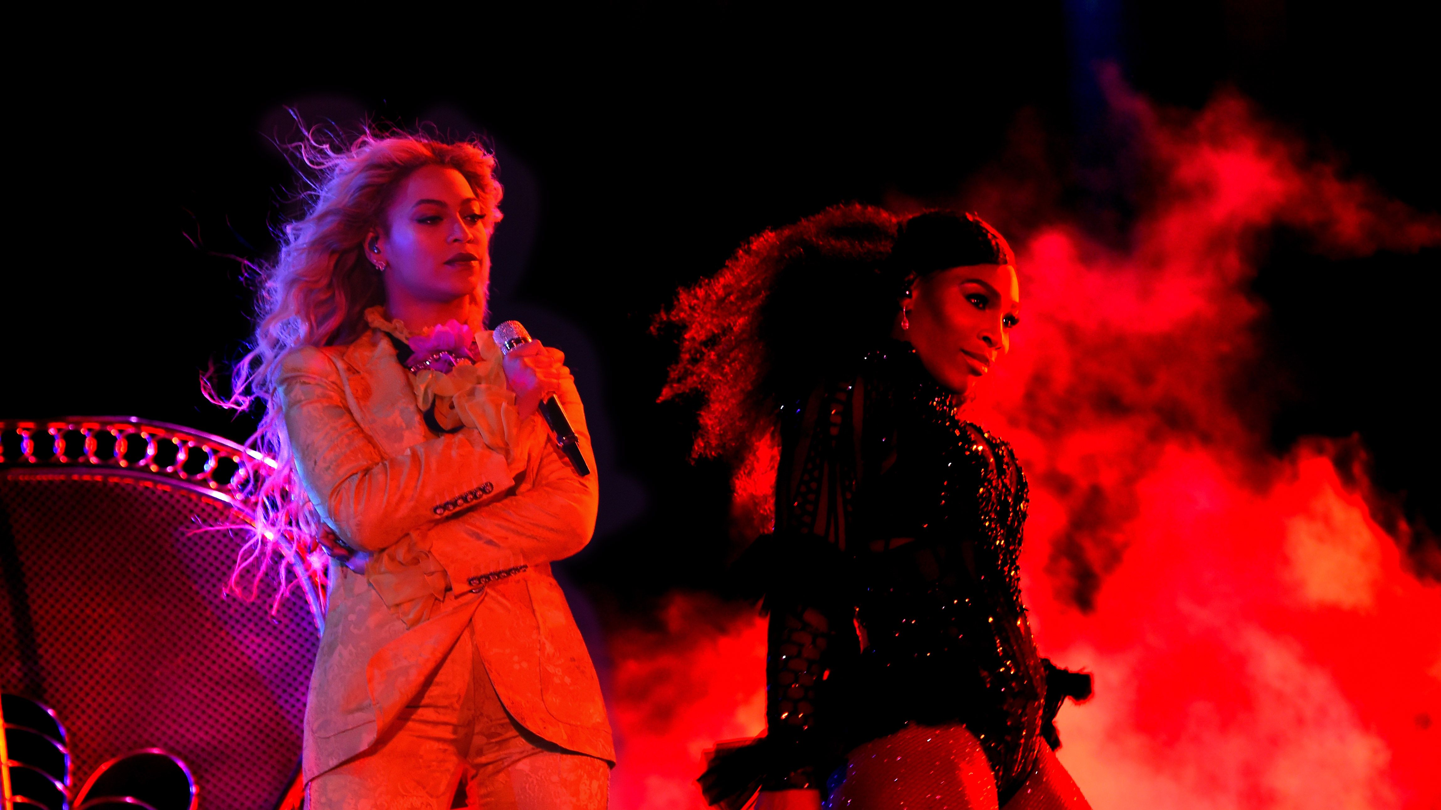 Performance, Entertainment, Performing arts, Red, Stage, Performance art, Event, Fashion, Public event, Fun,
