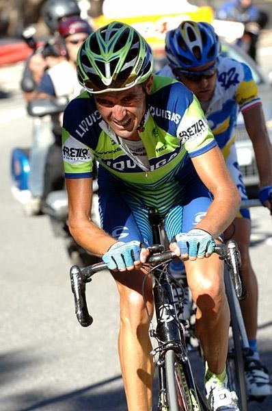 Manuel Beltr&aacute;n (Liquigas) leads Ludovic Turpin (Ag2r Pr&eacute;voyance) in a last ditch attack to win the stage.