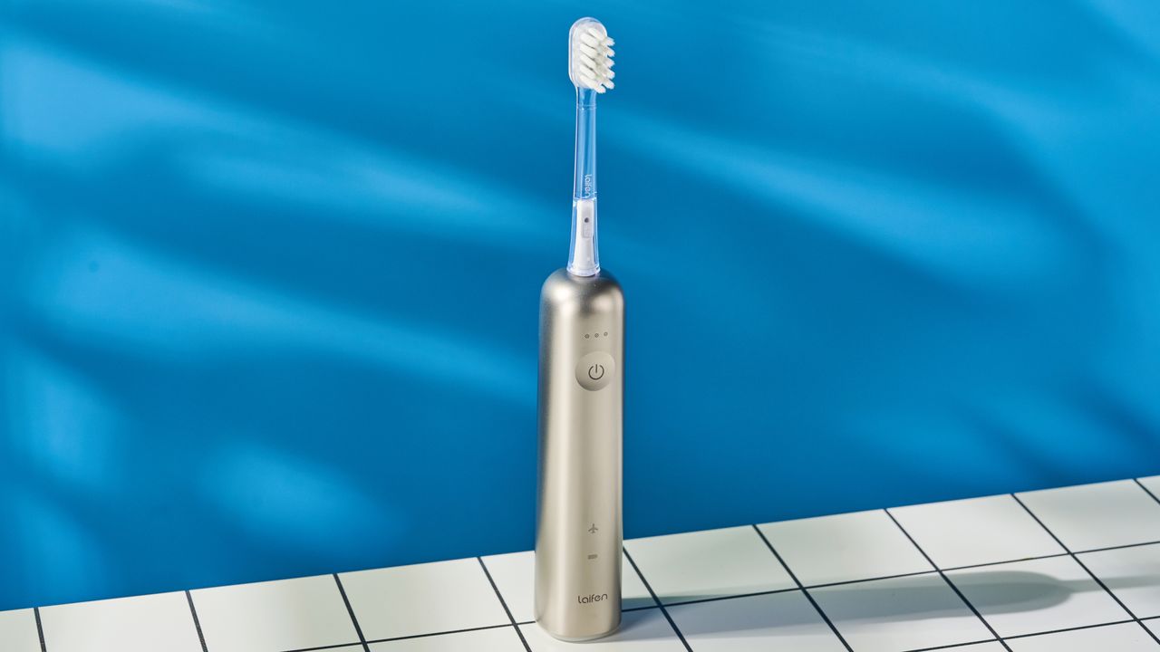 the laifen wave electric toothbrush with a white gum cleaning brush head