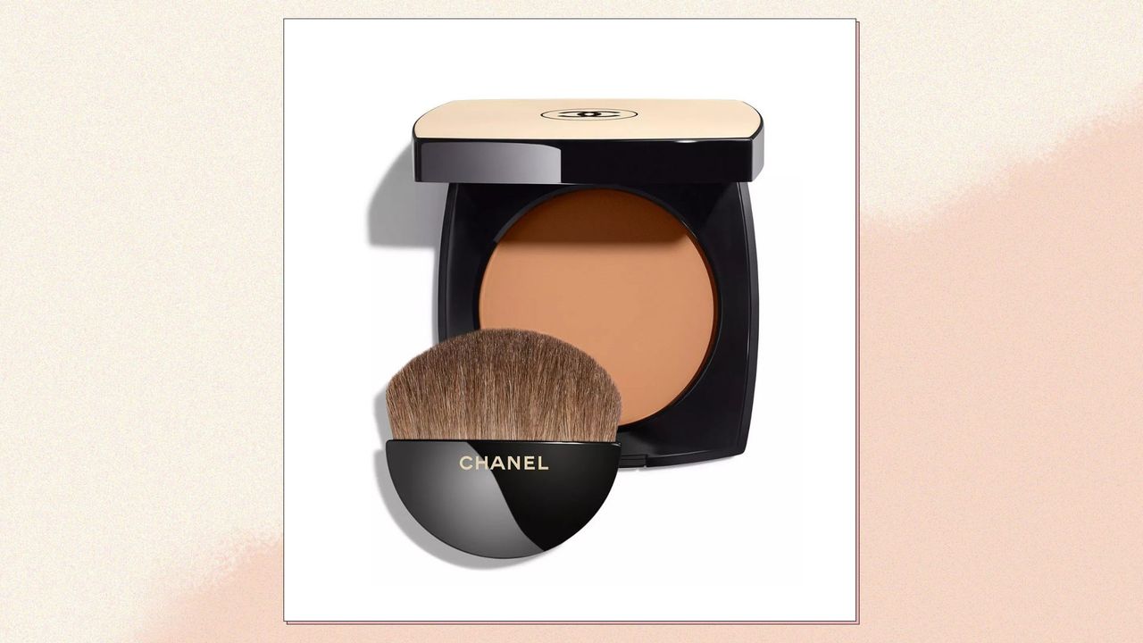 an image of Chanel Les Beiges Healthy Glow Powder on a ombre background