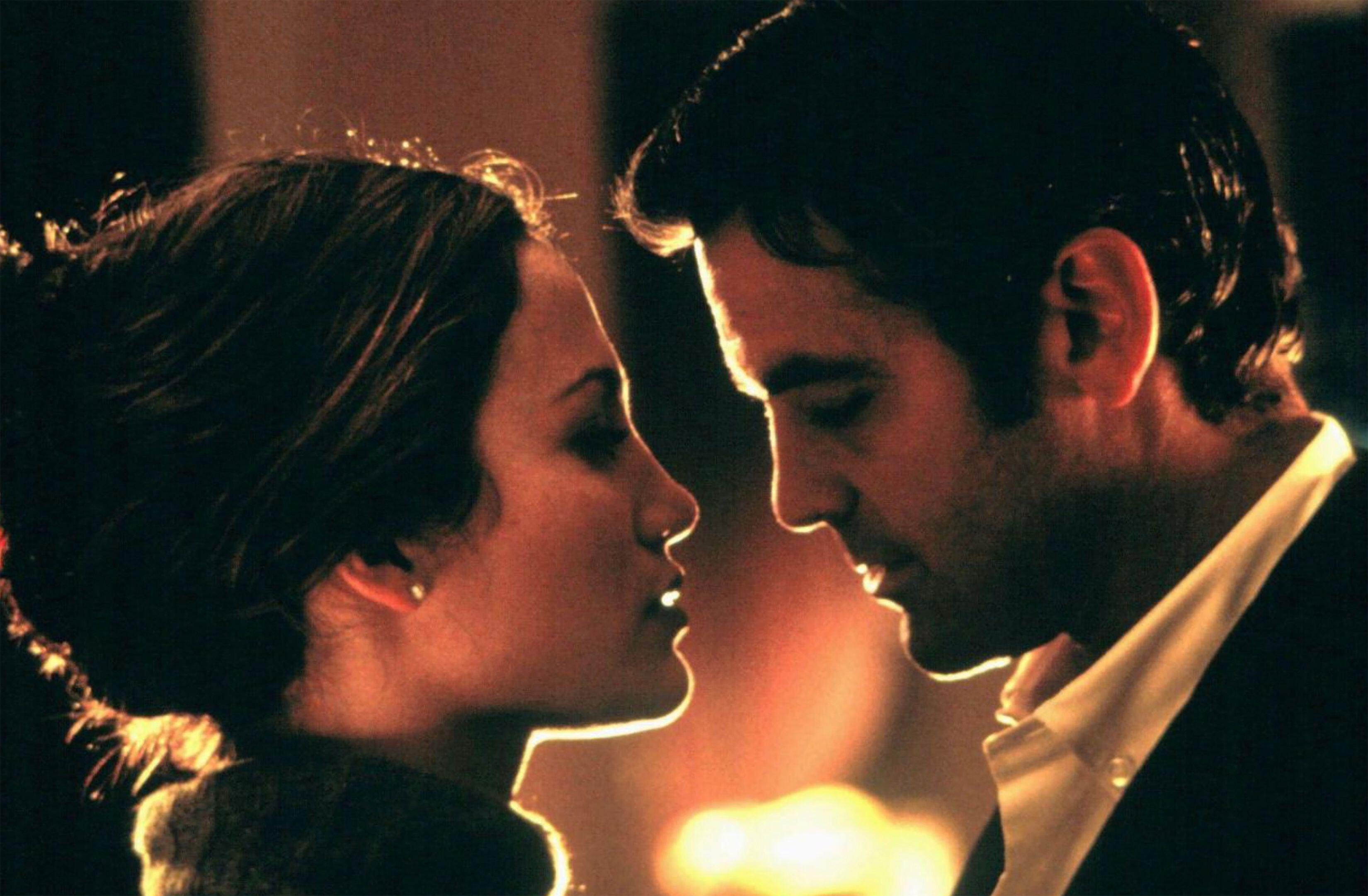 (De izquierda a derecha) Jennifer Lopez como Karen y George Clooney como Jack, a punto de besarse, en Out of Sight